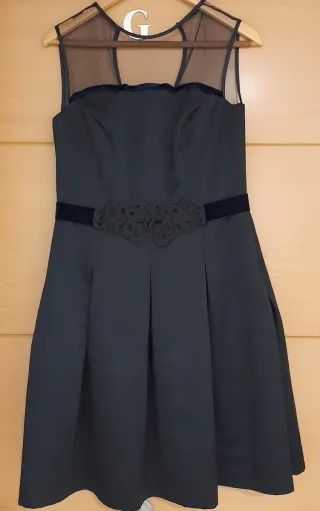 Vestido negro con detalles de tul