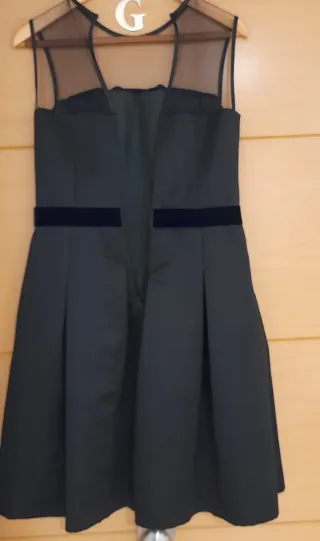 Vestido negro con detalles de tul