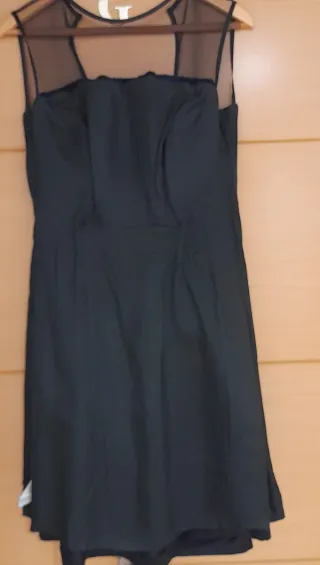 Vestido negro con detalles de tul