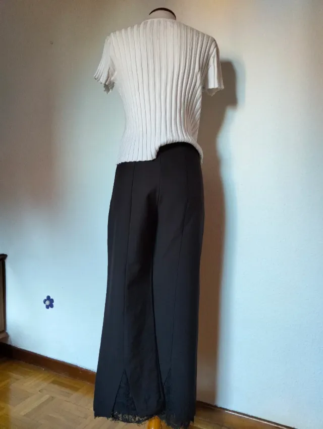Pantalón negro elegante con puntilla
