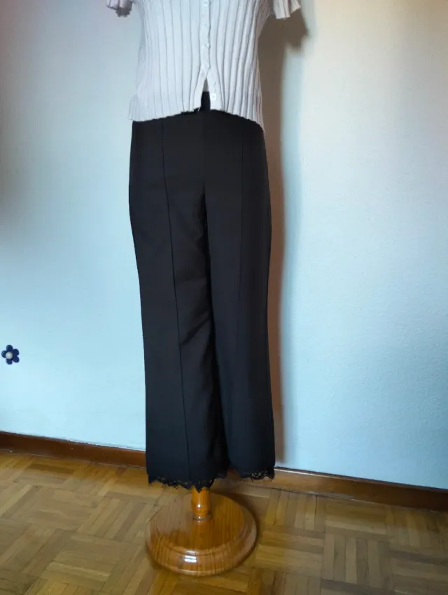 Pantalón negro elegante con puntilla