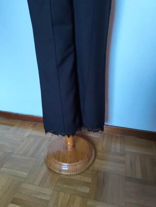 Pantalón negro elegante con puntilla