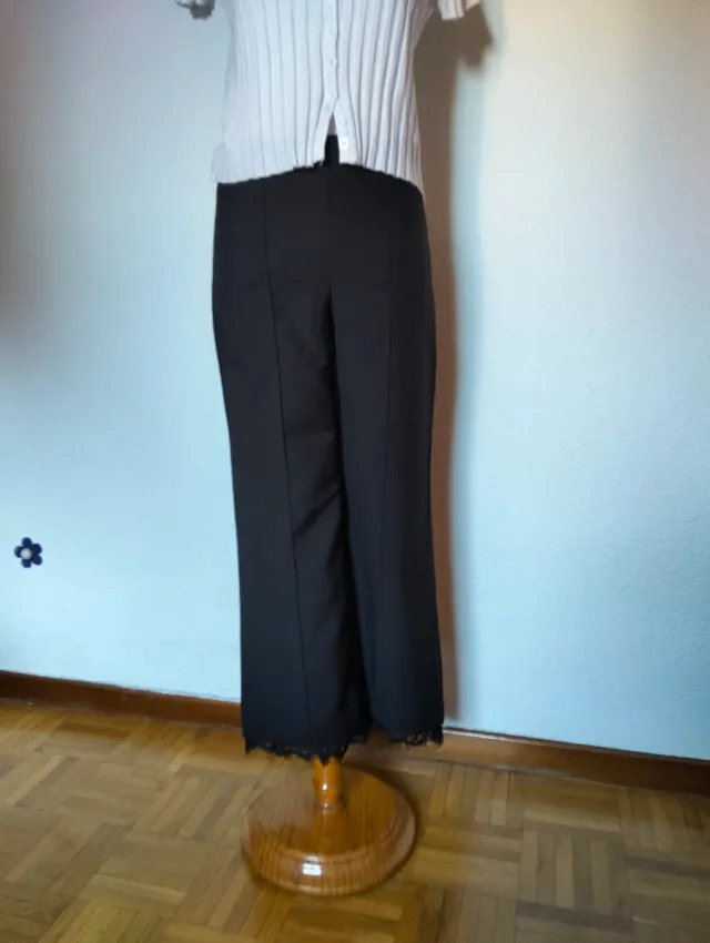 Pantalón negro elegante con puntilla