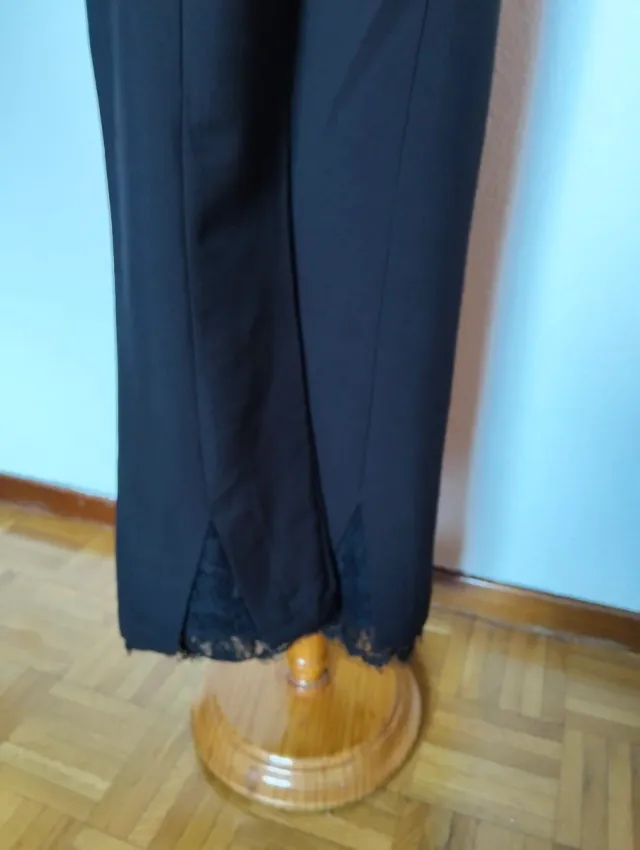 Pantalón negro elegante con puntilla