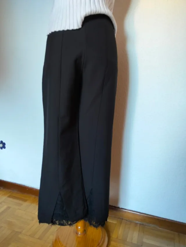 Pantalón negro elegante con puntilla