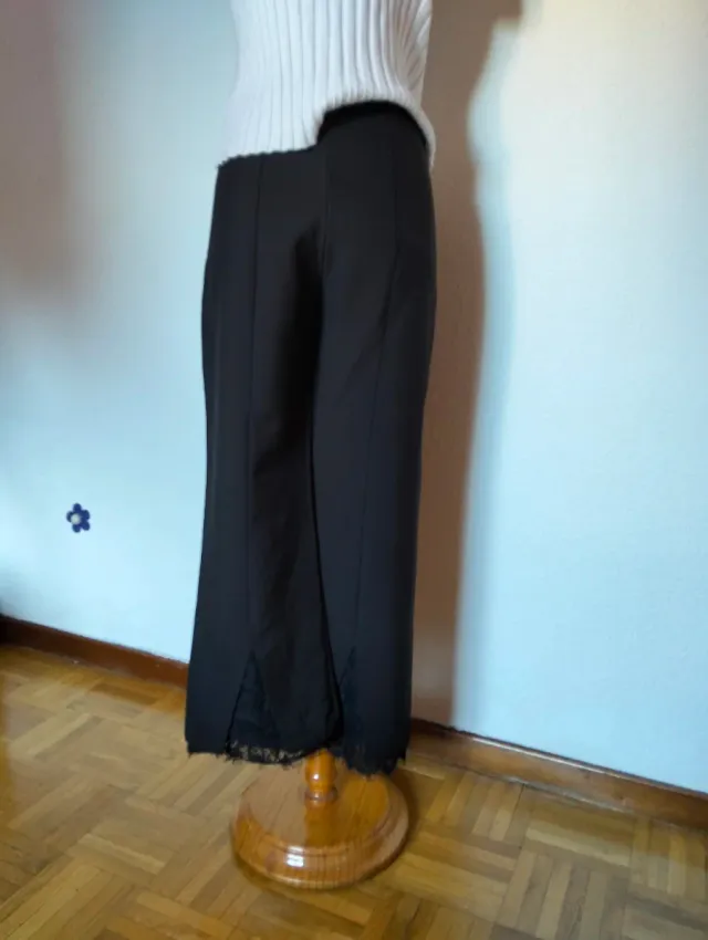 Pantalón negro elegante con puntilla