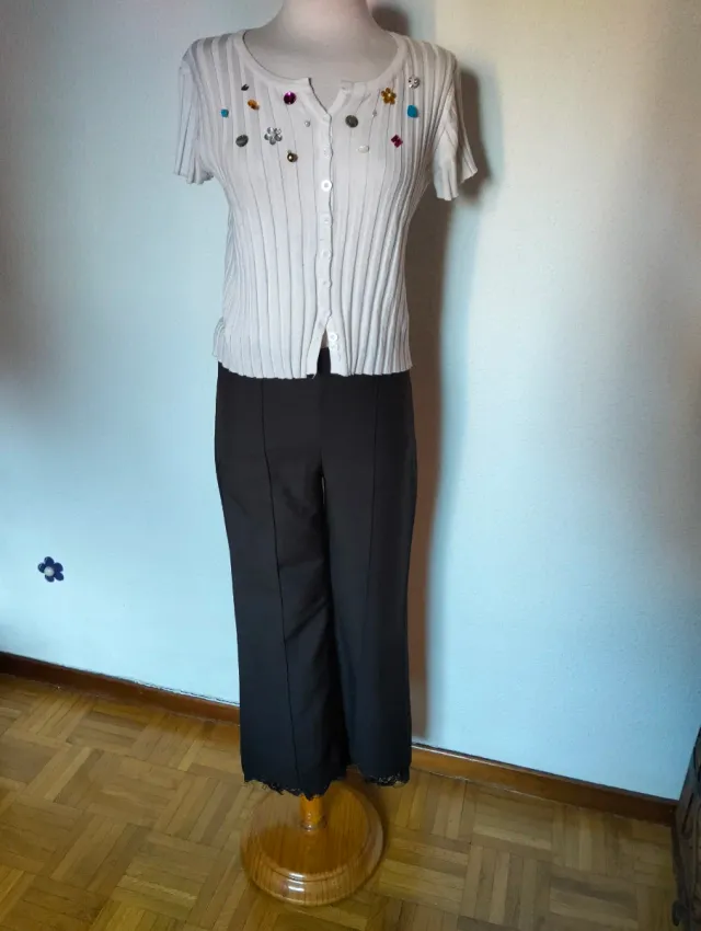 Pantalón negro elegante con puntilla
