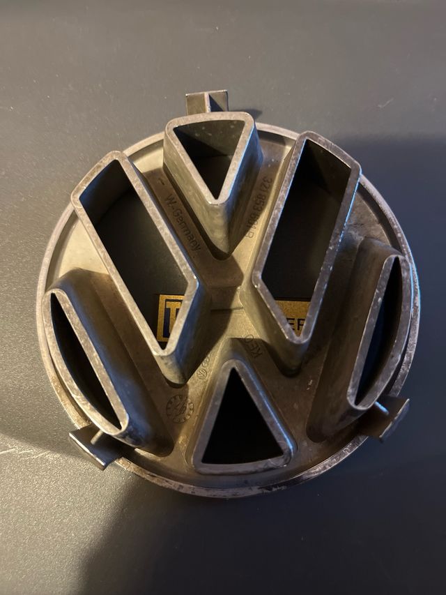 Logo Parrilla Delantera VW Golf III