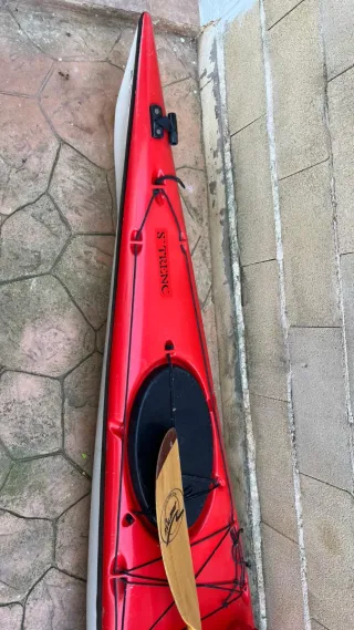 Piragua roja y blanca