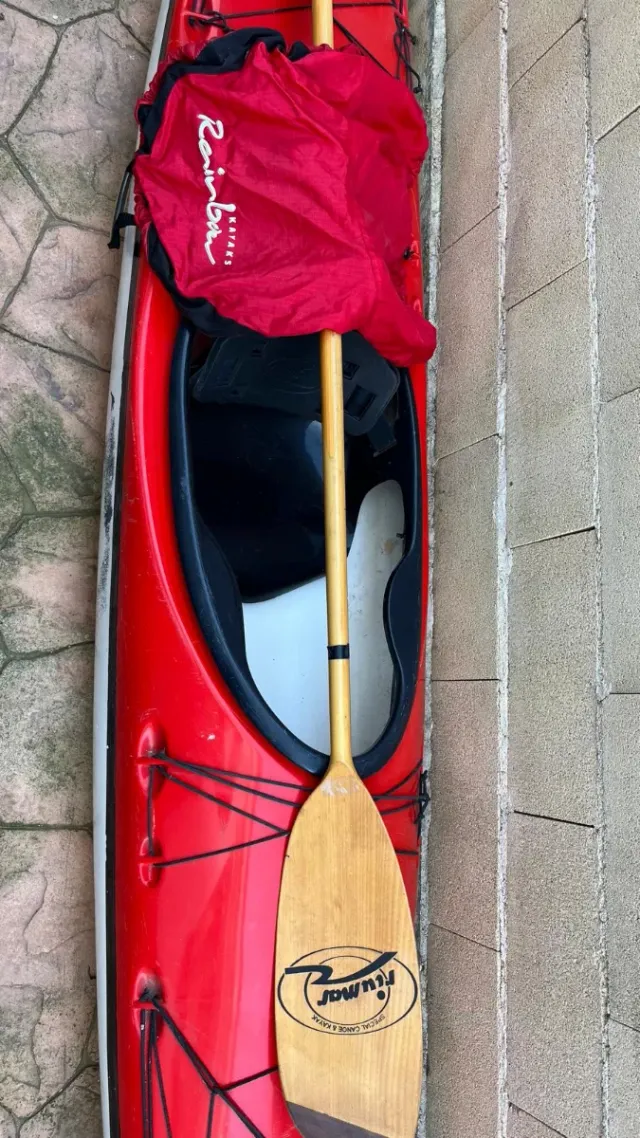 Piragua roja y blanca