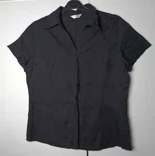 Blusa negra con bordado floral