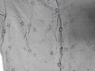 Blusa negra con bordado floral