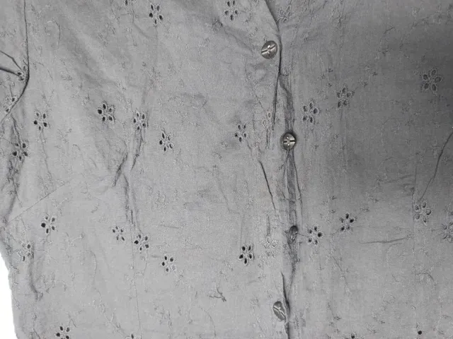 Blusa negra con bordado floral