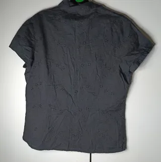 Blusa negra con bordado floral