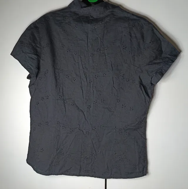 Blusa negra con bordado floral