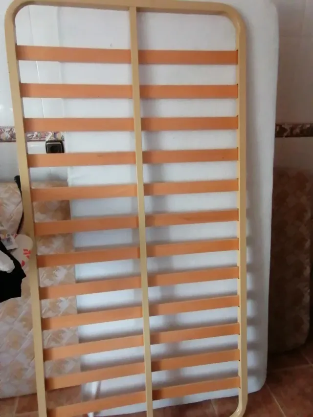 Somier 90cmx 180cm con patas. Con colchón 50 €