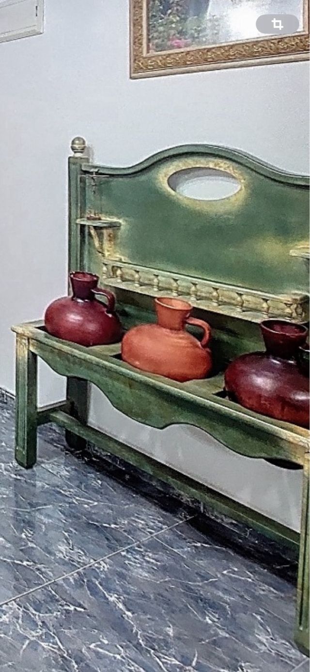 Jarrones con mesa decorativa