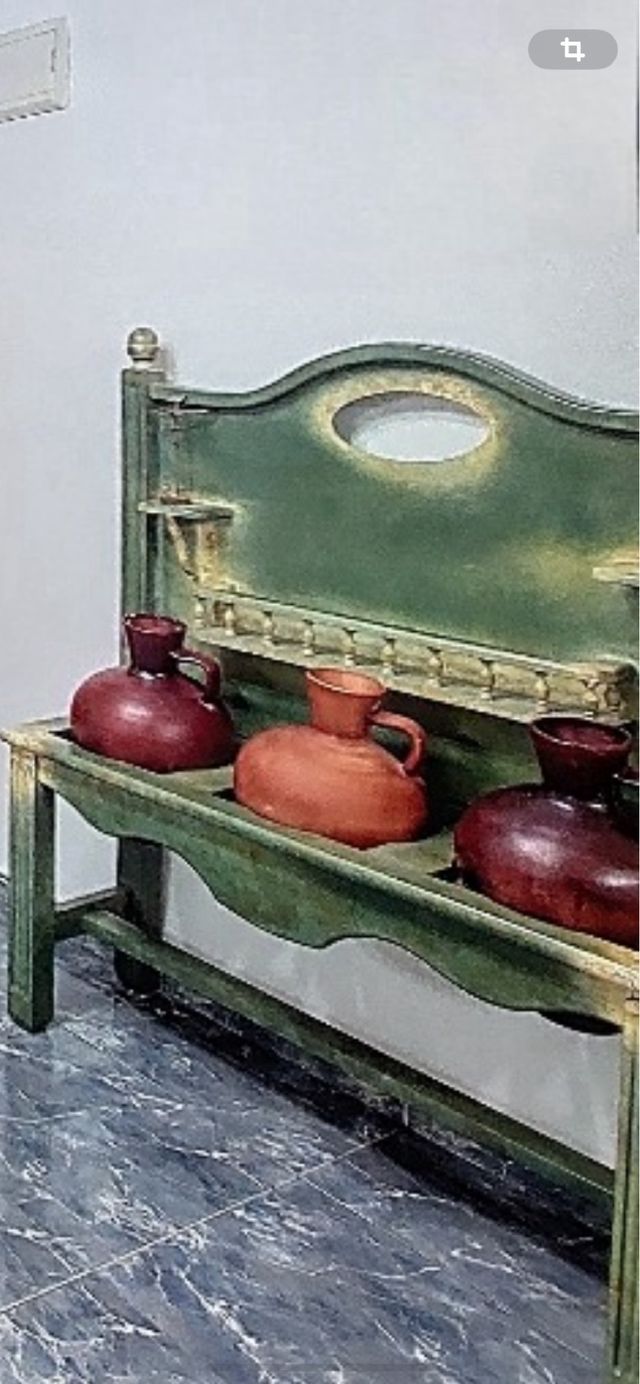 Jarrones con mesa decorativa