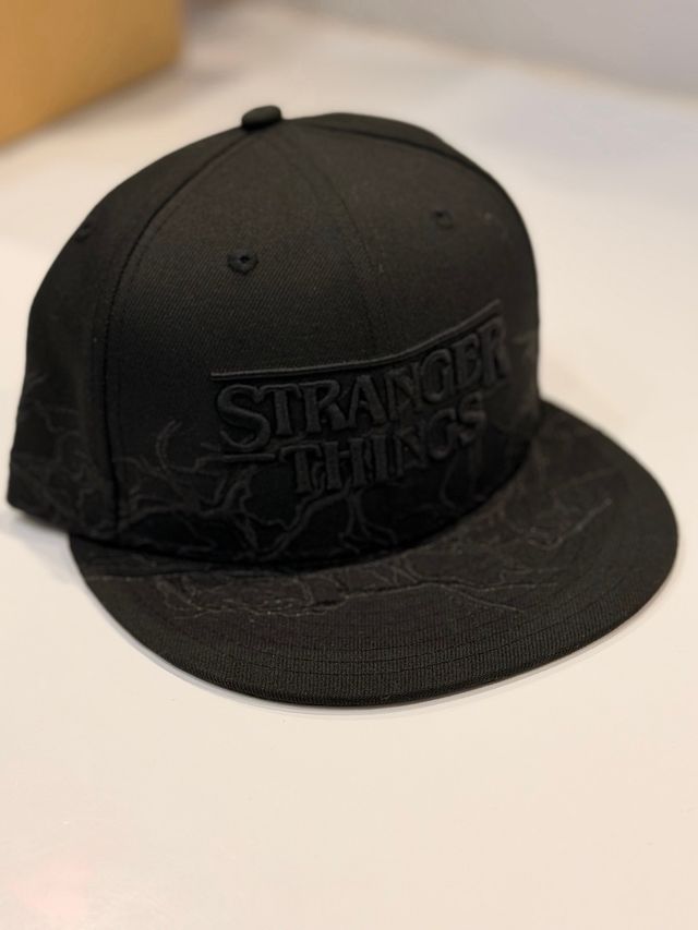 Gorra New Era Stranger Things 59FIFTY Negra