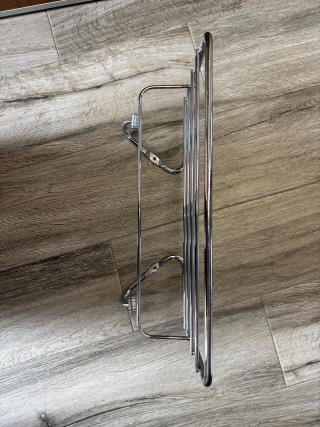 Toallero de metal plateado