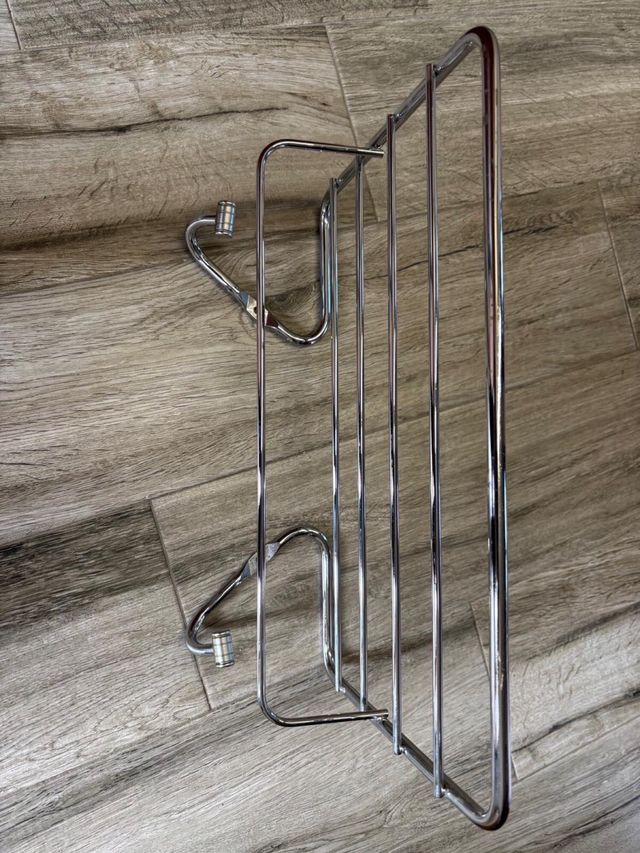 Toallero de metal plateado