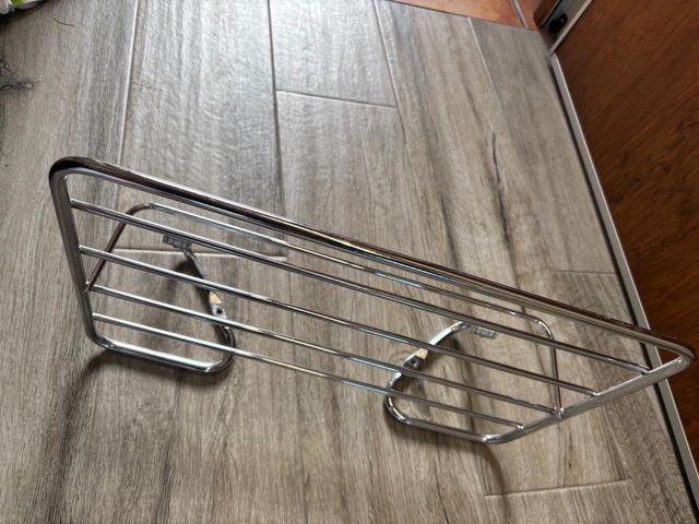 Toallero de metal plateado