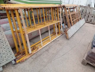 Andamio metálico amarillo