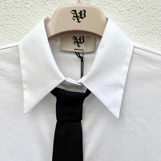 Camicia Aniye By bianca con cravatta nera