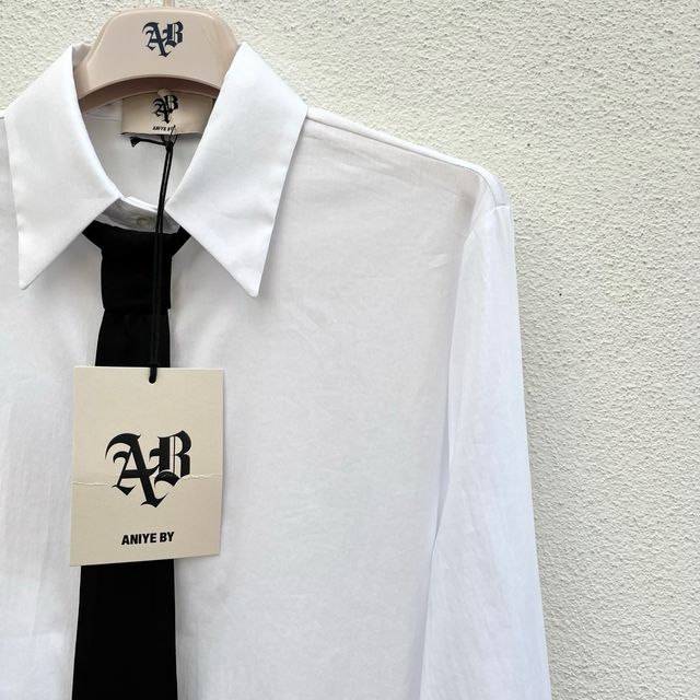 Camicia Aniye By bianca con cravatta nera