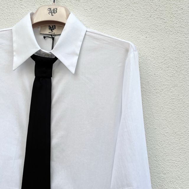 Camicia Aniye By bianca con cravatta nera