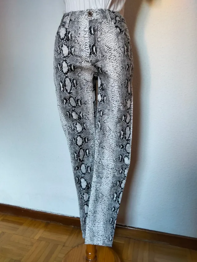 Pantalones pitillo estampado serpiente