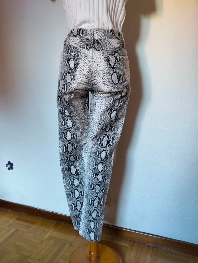 Pantalones pitillo estampado serpiente
