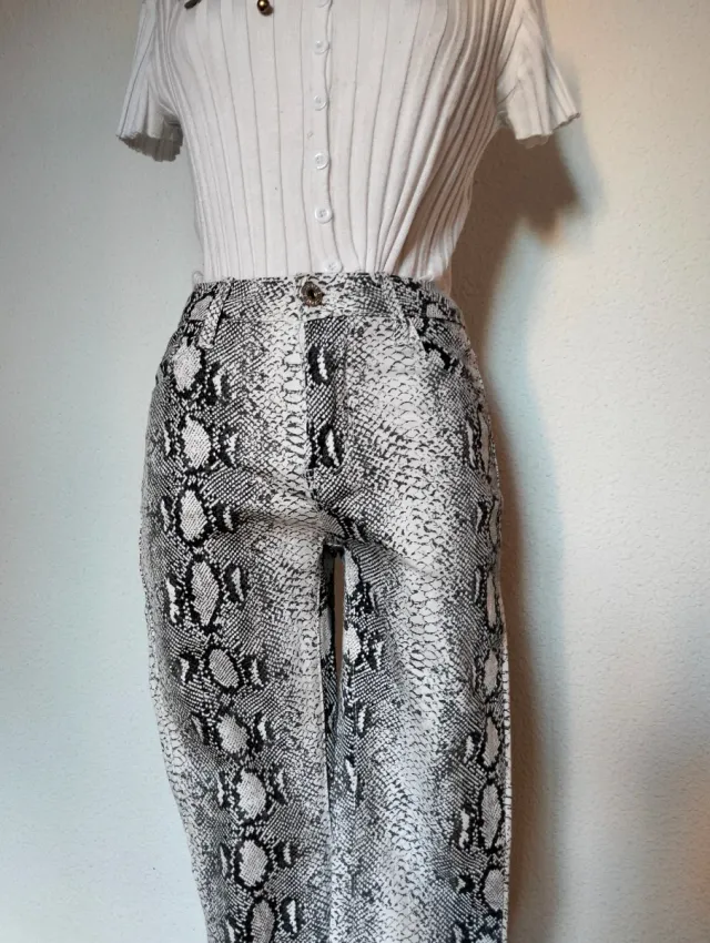 Pantalones pitillo estampado serpiente