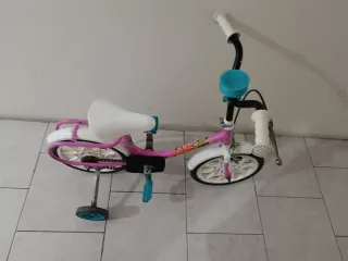 Bici infantil rosa con ruedines