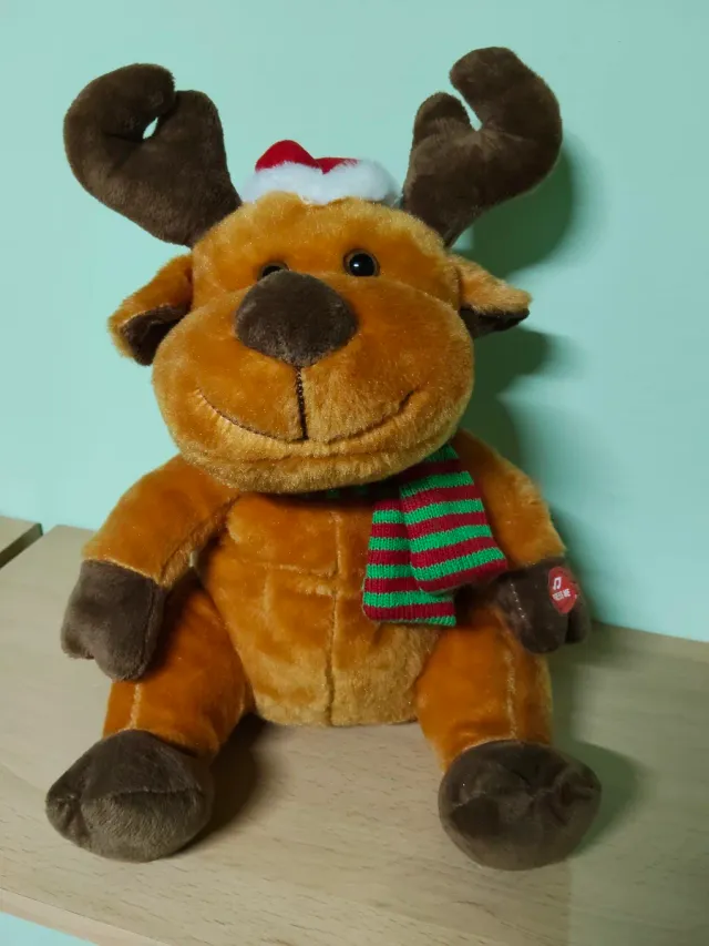 Peluche Reno Navideño con Gorro y Bufanda