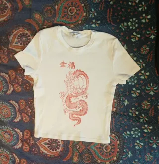 Camiseta Bershka dragón chino