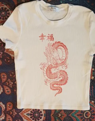 Camiseta Bershka dragón chino
