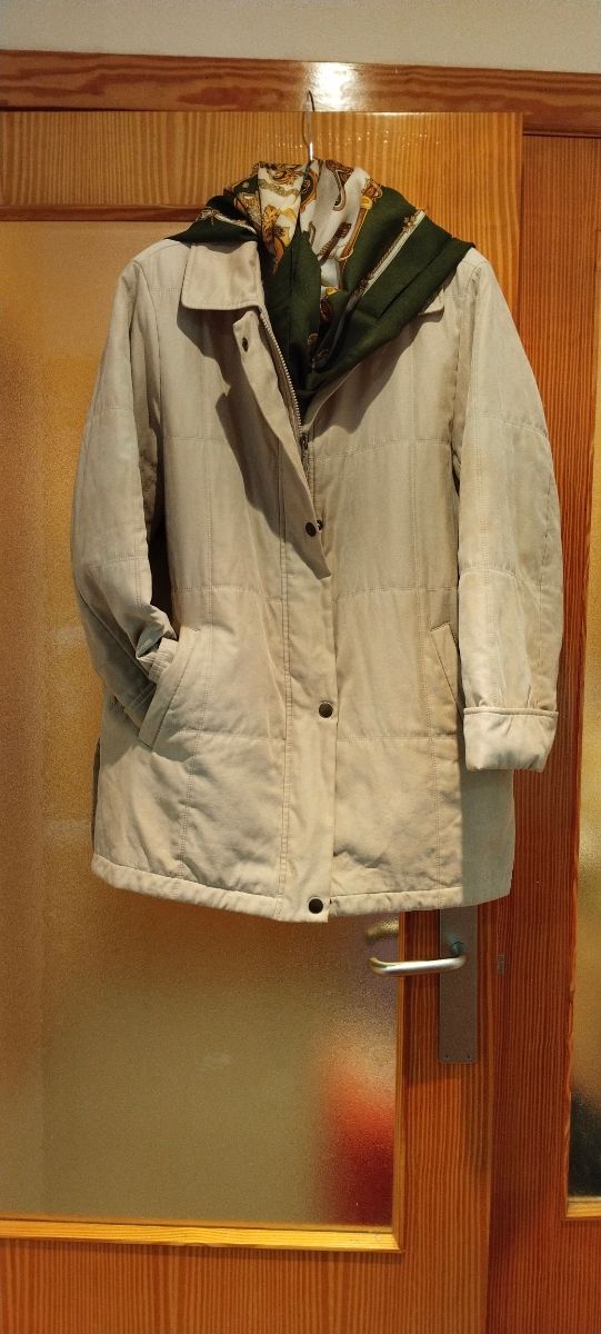Abrigo beige con pañuelo verde
