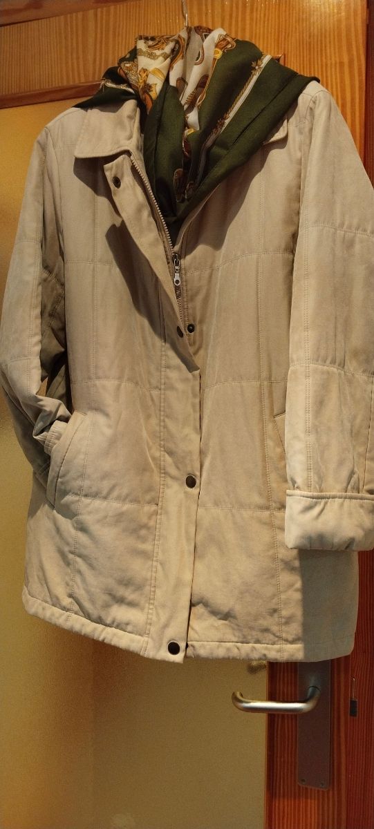 Abrigo beige con pañuelo verde