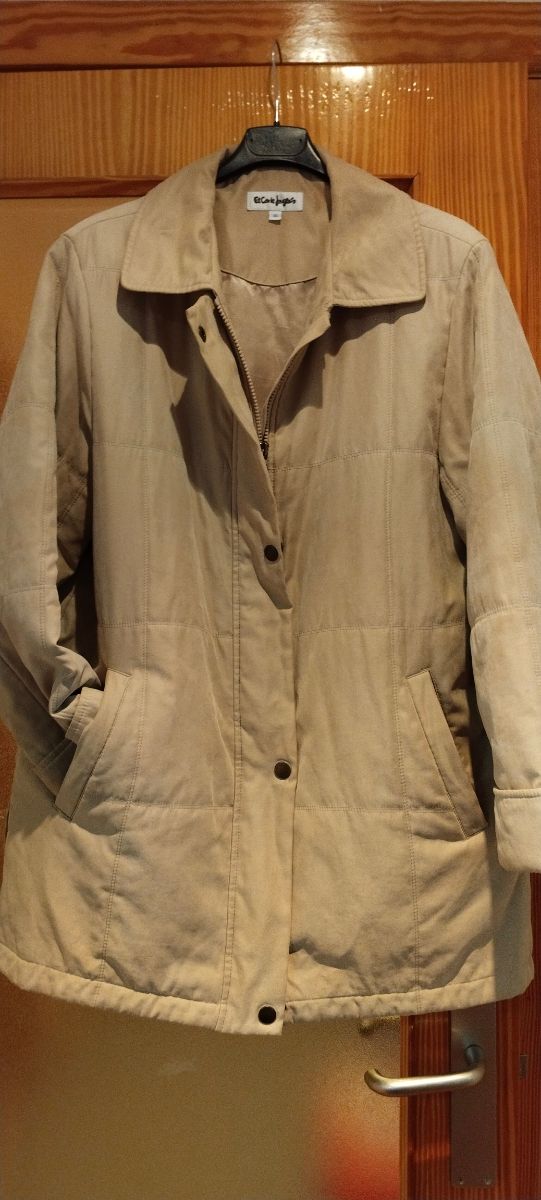 Abrigo beige con pañuelo verde