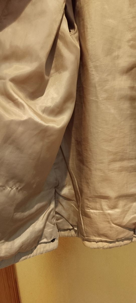 Abrigo beige con pañuelo verde