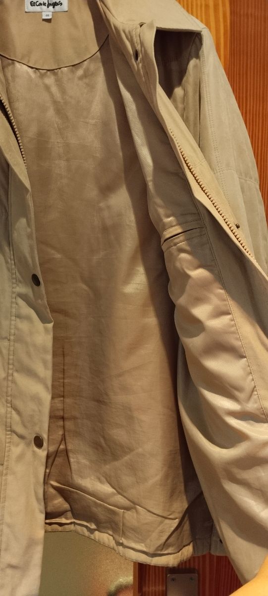 Abrigo beige con pañuelo verde