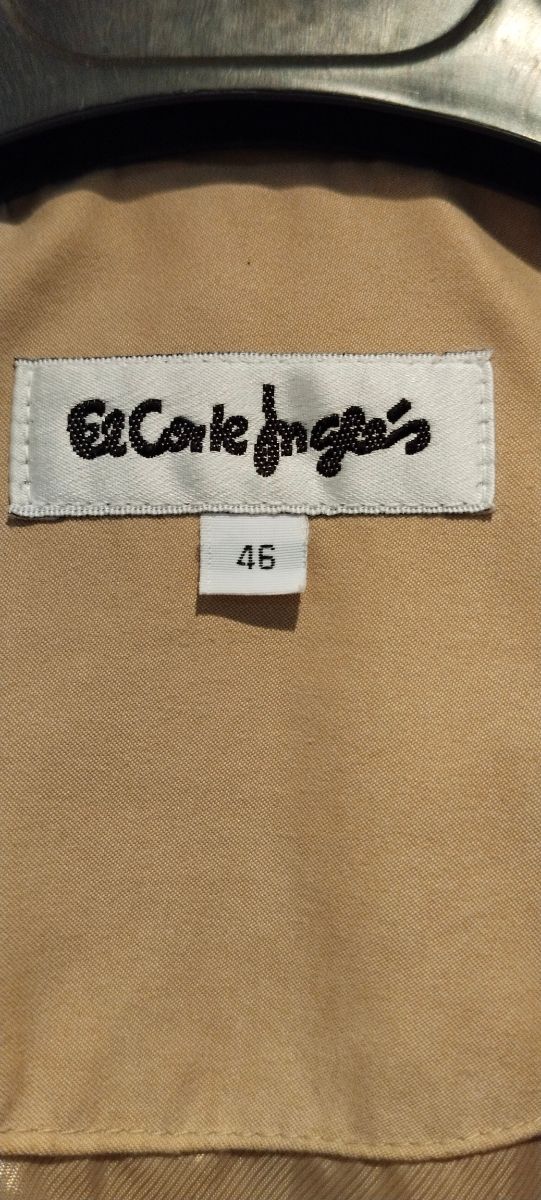 Abrigo beige con pañuelo verde