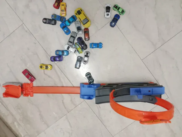 Pista Hot Wheels con coches