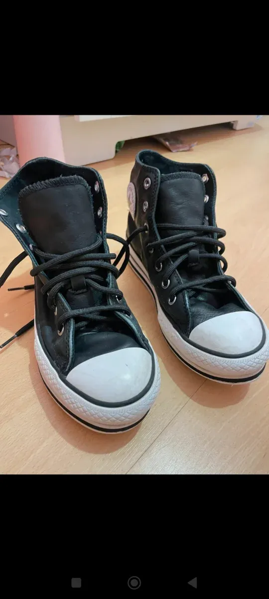 Converse negras, plataforma