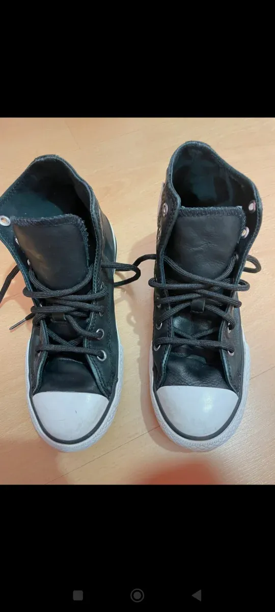 Converse negras, plataforma