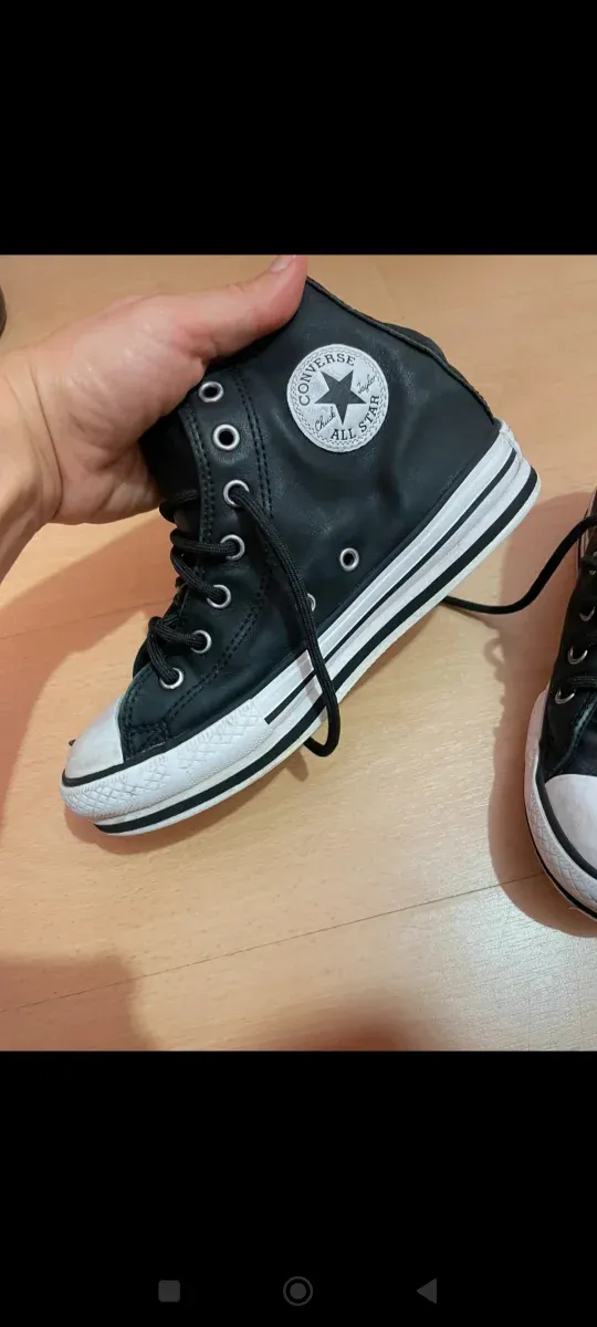 Converse negras, plataforma