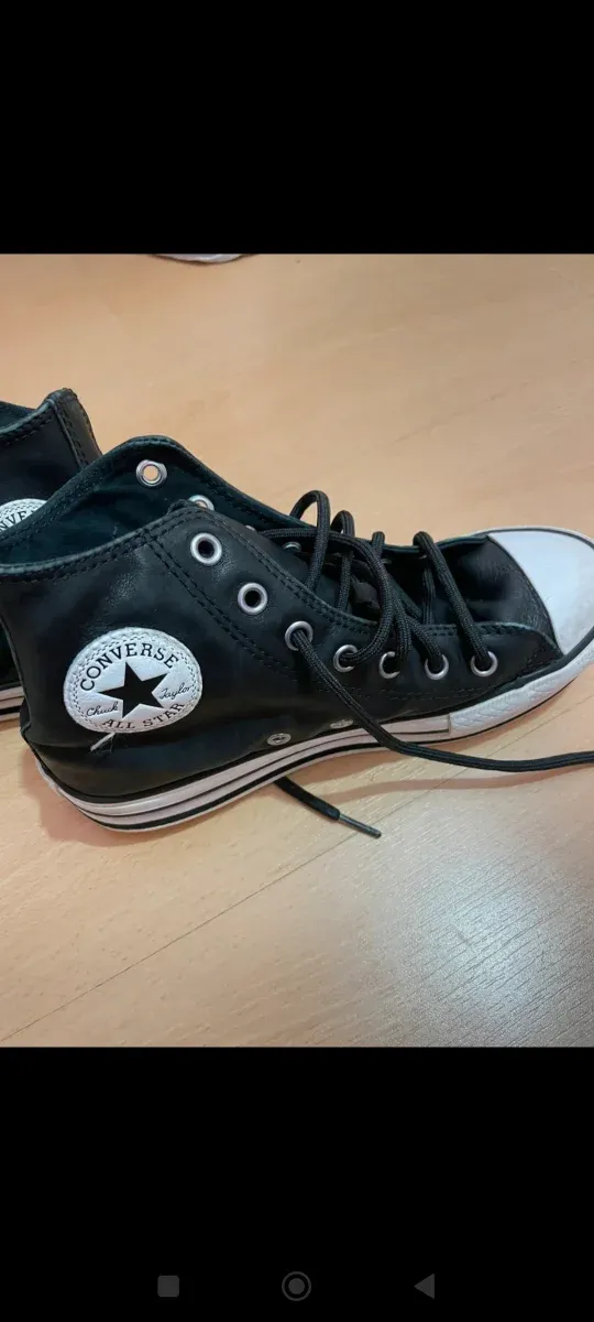 Converse negras, plataforma
