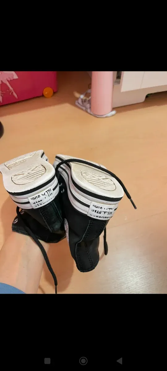 Converse negras, plataforma