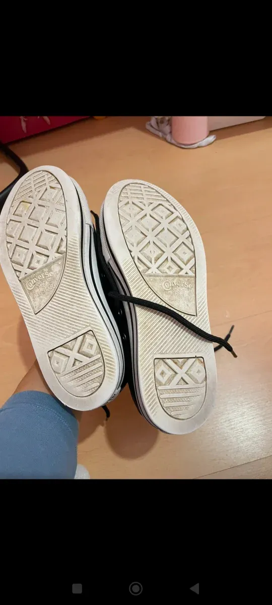 Converse negras, plataforma